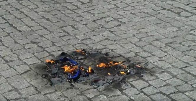 Grzegorz Braun w Katowicach podpalił flagę Unii Europejskiej