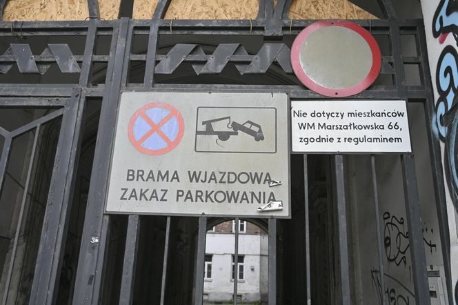 „To co robi miasto, to skandal”. Warszawa sprzedaje zabytkową kamienicę w centrum za grube miliony