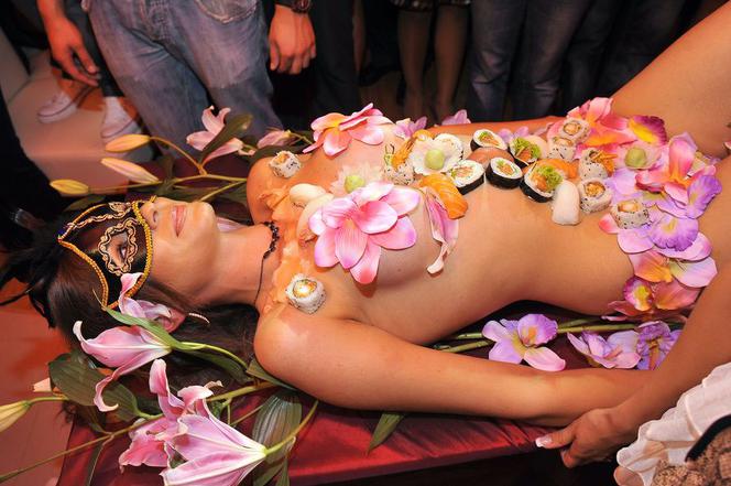 Nyotaimori to japoński rytuał prezentacji sushi na nagim kobiecym ciele.
