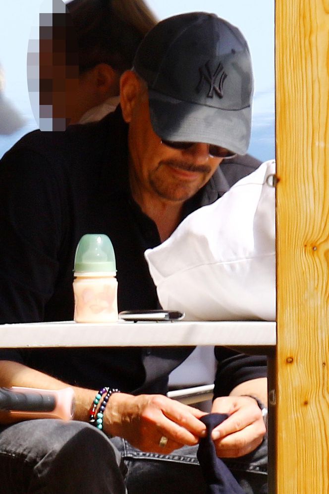 Krzysztof Ibisz je żonie z ręki