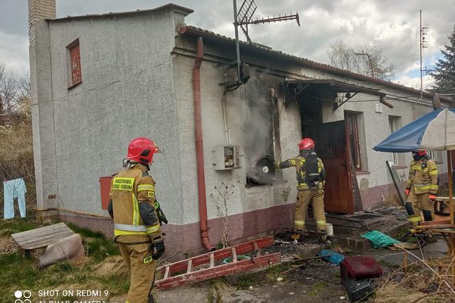 PILNE! Pożar domu na ulicy Dolnej w Starachowicach. Jedna osoba w szpitalu