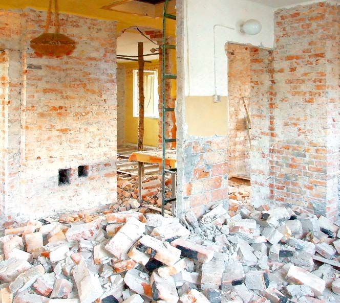 Burzenie ścian, nowe schody, zabudowa loggii: zmiany konstrukcyjne w trakcie rozbudowy domu