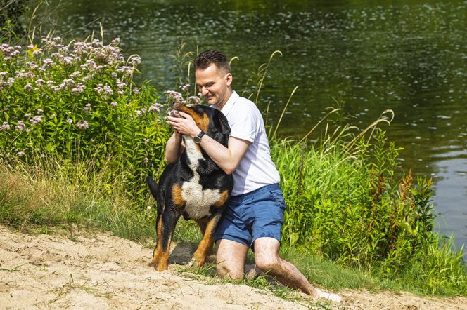 Poseł kąpał się z psem