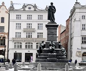 Rynek Główny w Krakowie - pomnik Mickiewicza