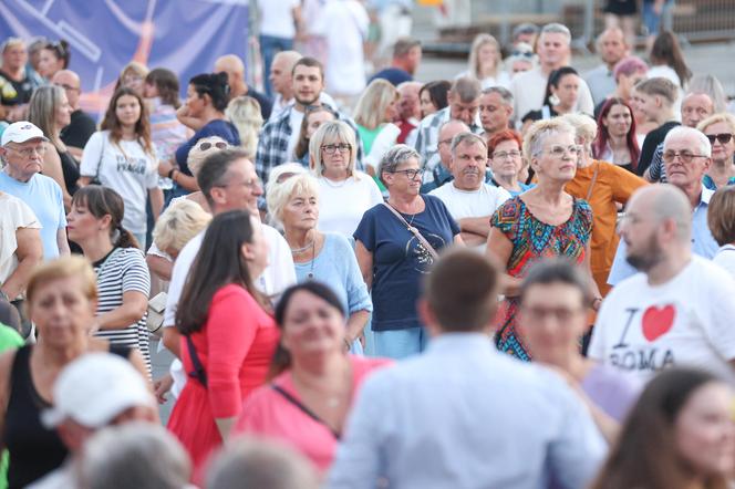 Potańcówka przed teatrem w Katowicach