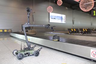 Na lotnisku w Katowicach-Pyrzowicach pojawił się nowy robot pirotechniczy. Ma napęd hybrydowy i kamery na podczerwień [ZDJĘCIA]