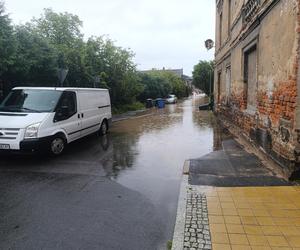 Zagrożenie powodziowe. Głuchołazy. Woda przelała się przez wały. Zalewa miasto