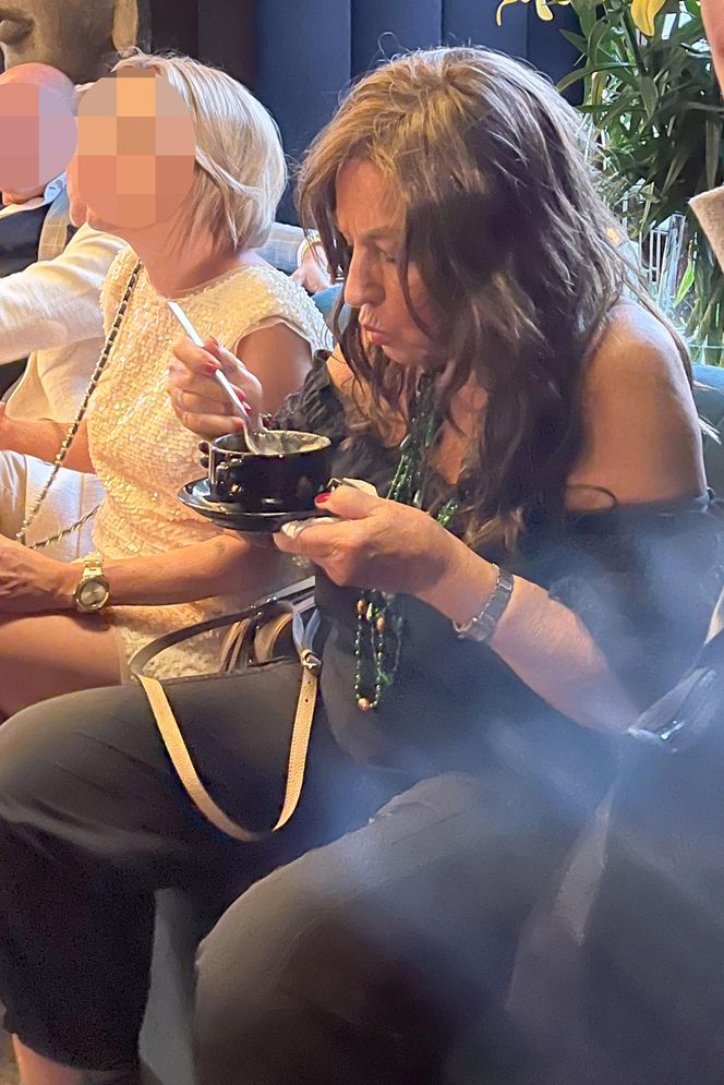 Agnieszka Perepeczko je, pije i tańcuje w środku nocy