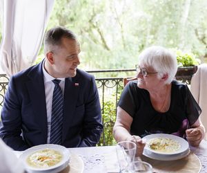 Karol i Marta Nawroccy na obiedzie u rodziny spod Kolbuszowej, na stole same smakołyki