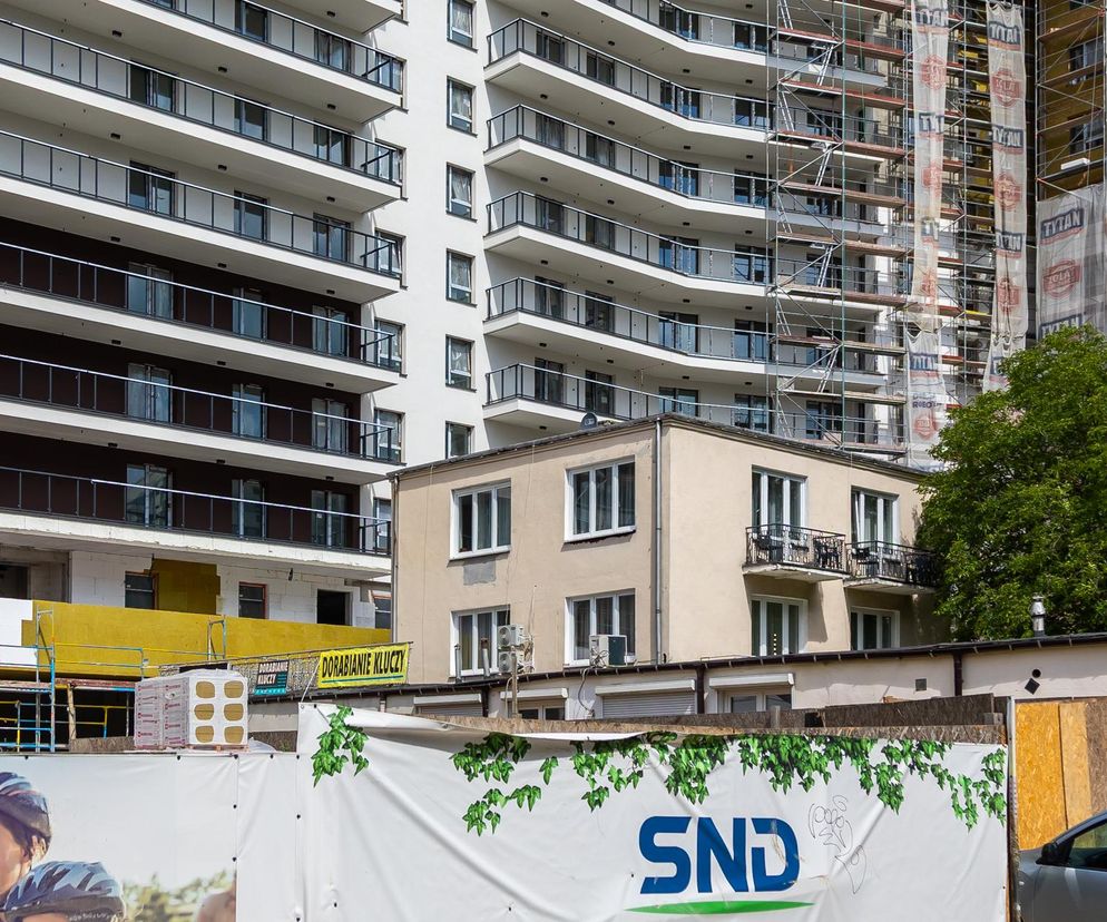 4 warszawskie domy, które zostały połknięte przez bloki. Dziś ledwie widzą słońce