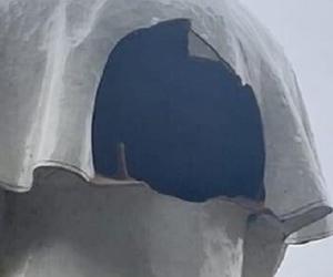 Zniszczona figura Jana Pawła II w Dębem