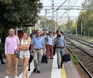 Autobus miejski zderzył się z pociągiem WKD. Ranni pasażerowie przewiezieni do szpitala