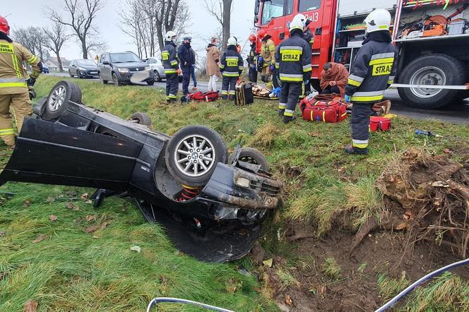 Dachowanie osobówki w Kotłowie! Trzy osoby ranne, na miejscu śmigłowiec LPR [ZDJĘCIA] 