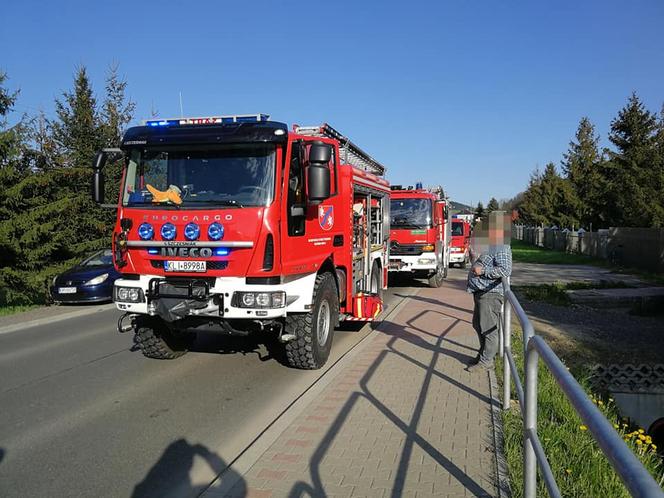 Potworny wypadek w Kasince Małej. Trzy osoby poszkodowane, jedna jest w stanie ciężkim