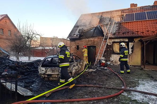 Pożar domu w Wielkopolsce. Potężny MRÓZ utrudniał akcję gaśniczą 