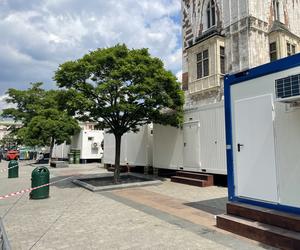 Kontrowersyjna budowa na Rynku Głównym w Krakowie. Mieszkańcy podzieleni