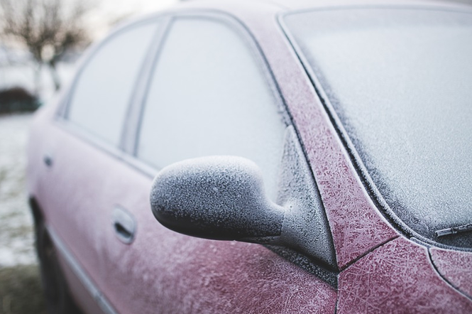 Samochód pokryty warstwą lodu i szronu to ostatnio w Szczecinie codzienność