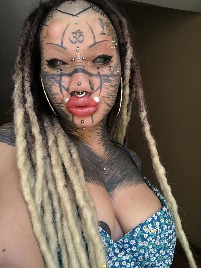  Ta dziewczyna myśli, że jest kotem. Ma 72 kolczyki, zmodyfikowaną twarz i rozszczepiony język. Szokujące zdjęcia! 