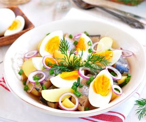 Sałatka śledziowa z ziemniakami i jajkiem