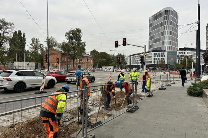 Budowa drogi rowerowej na ul. Puławskiej w Warszawie obok dawnego kina „Moskwa”