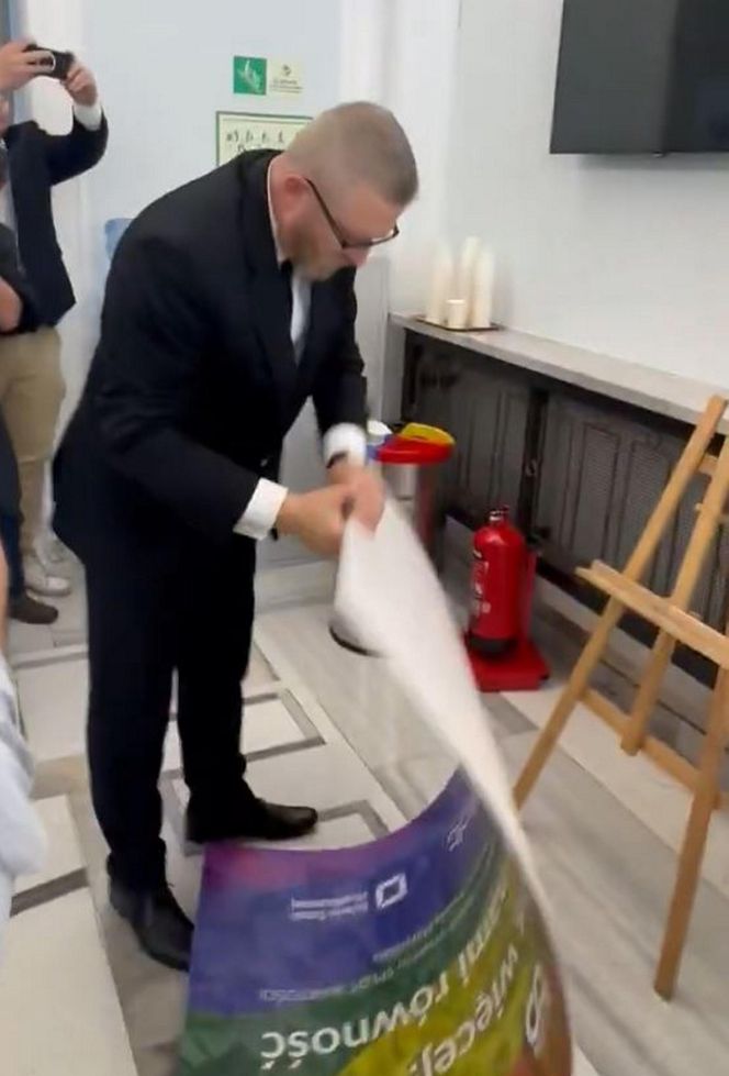 Grzegorz Braun pojawił się w Sejmie. Wpadł w furię i zdemolował wystawę!