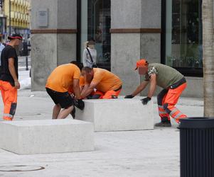 Co oni wyprawiają na Placu Pięciu Rogów?! Nowy plac a już...