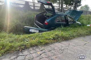 Śmiertelny wypadek w Częstochowie. Samochód wypadł z drogi i uderzył w drzewo