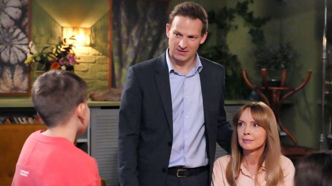 Barwy szczęścia odc. 3167. Agnieszka (Katarzyna Tlałka), Łukasz (Michał Rolnicki), Ksawery (Bartosz Gruchot)