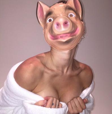  Miley Cyrus nago z prosiaczkiem na okładca Paper. Prawie jak Kim Kardashian...