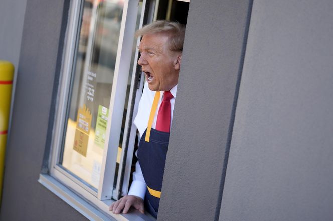 Donald Trump smażył frytki w McDonaldzie. "Zrobiłem to, bo Kamala Harris kłamie"