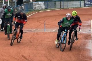 Cztery mecze jednego dnia. Deszczowa speedrowerowa niedziela w Lesznie 