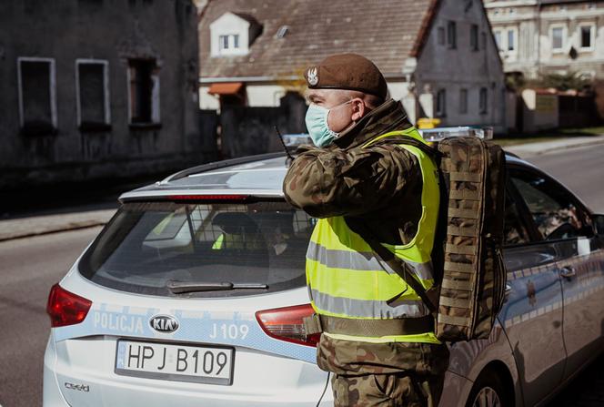 Terytorialsi pomagają policjantom w patrolowaniu miasta. Cel - walka z koronawirusem