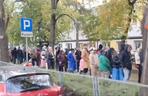 Gigantyczna kolejka przed lokalem wyborczym. W kolejce uśmiechy, żarty i nowe znajomości sąsiedzkie