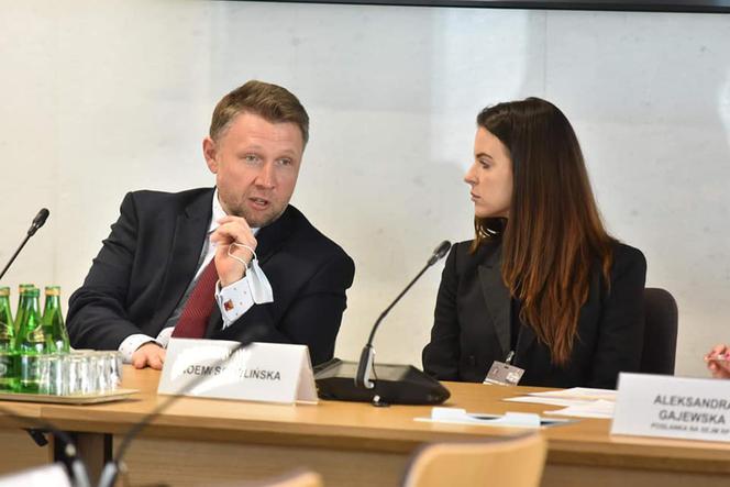 Na debacie obecni byli posłowie, ministrowie, przedstawiciele firm Bolt, Uber i Free Now 