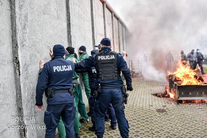 Gorzów: Poćwiczyli przy zakładzie karnym, kierowcy byli w szoku