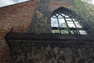 Porzucony kościół Salvatora na Dolnym Śląsku. Tajemnicza ruina w centrum miasta 