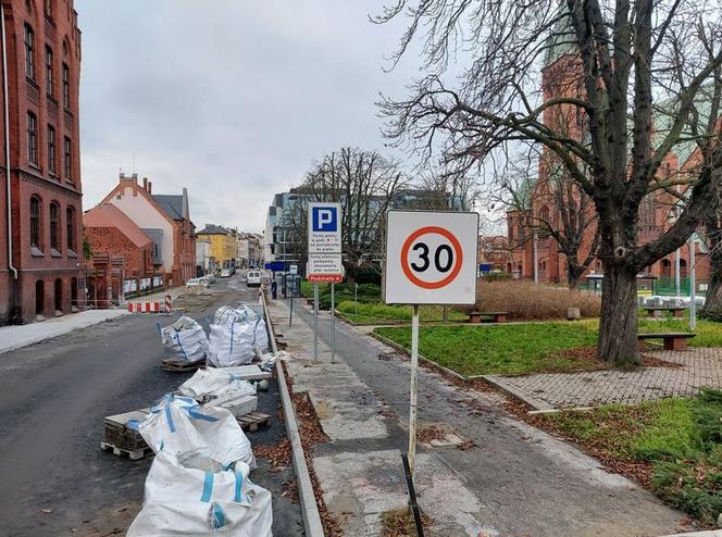 Bydgoszcz: Trwa rozbudowa ulicy Kujawskiej. Kiedy będzie otwarty Pl. Kościeleckich?