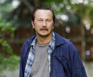 Piotr Cyrwus przez lata próbował pozbyć się „Ryśka z Klanu”, a teraz znów go szufladkują