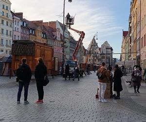 Jarmark Bożonarodzeniowy 2023 we Wrocławiu już się rozkłada. Kiedy się rozpocznie? [ZDJĘCIA]