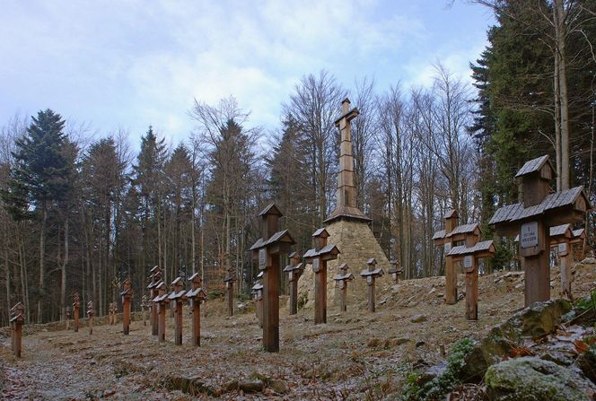 To jedna z najpiękniejszych cerkwi w Małopolsce. Znajduje się w malowniczej wsi 