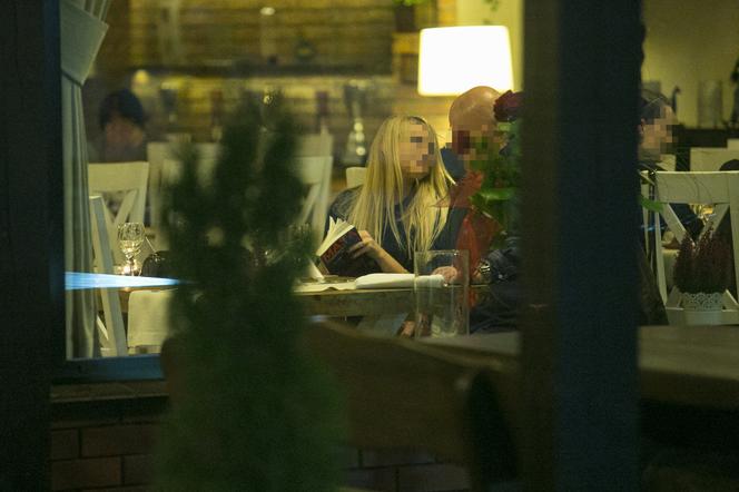 MASA CAŁUJE SIĘ NA KOLACJI.