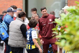 Robert Lewandowski oblężony przez kibiców. Nagle Wojciech Szczęsny wkroczył do akcji i nie zawahał się tego zrobić