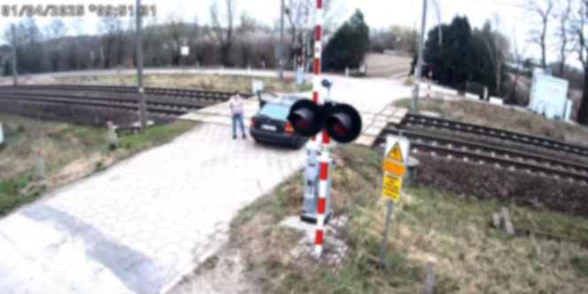 O krok od tragedii. Samochód zepsuł się im na przejeździe. LIczyły się sekundy