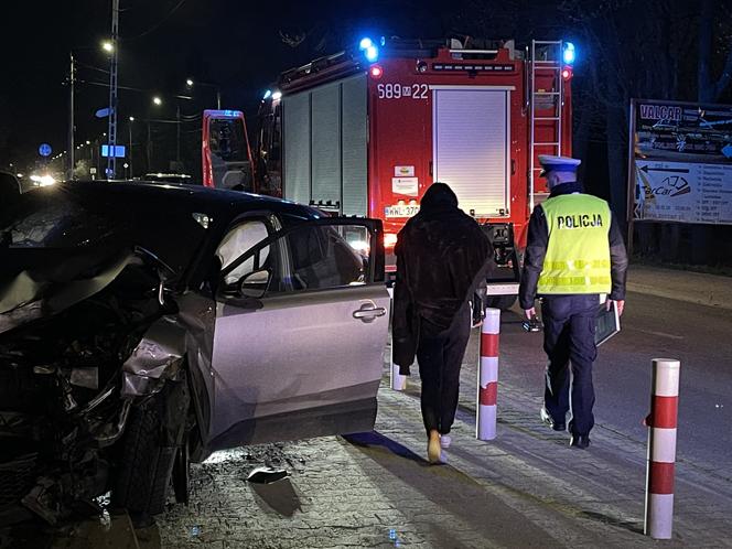 Huknął w ogrodzenie i zbiegł. W aucie była ciężarna kobieta
