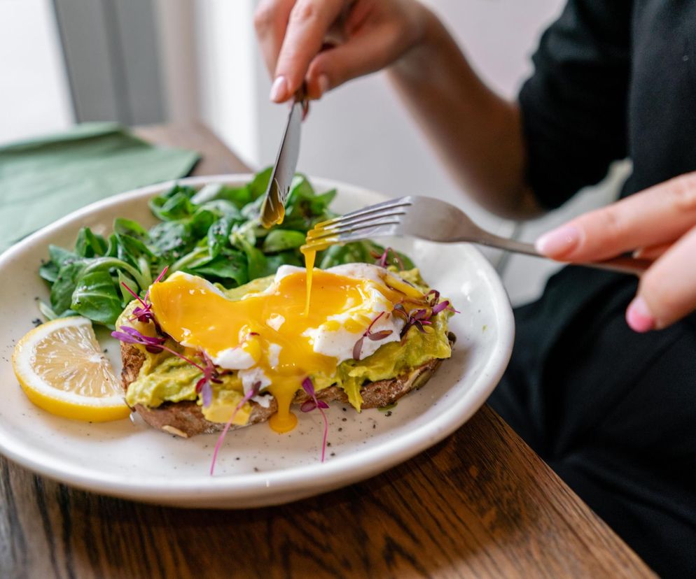 Dobre śniadanie chroni przed zasłabnięciem i bólem głowy. Tak zaczynaj dzień w upał