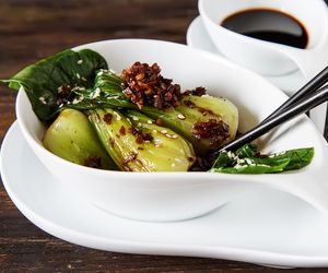 Duszona kapusta pak choi z sezamem