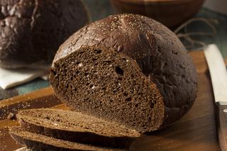 Domowy pumpernikiel: dobry przepis na ciemny chleb