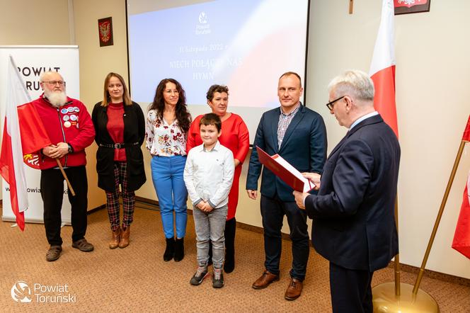 „Niech połączy nas hymn” - piękna, kolorowa premiera w siedzibie Starostwa Powiatowego