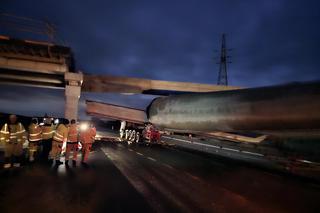 Wolin. Wiadukt zawalił się na S3! Uderzyło w niego śmigło wiatraka. Droga zablokowana.