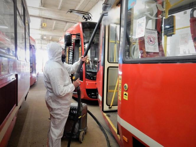 PARĄ W WIRUSA! Tramwaje Śląskie wytoczyły ZABÓJCZĄ broń przeciwko zarazie [ZDJĘCIA]